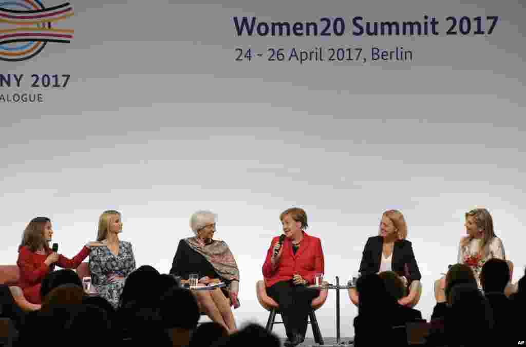 在德国柏林举行的妇女峰会的讲台上的代表们，左起，芬兰外交部长 Chrystia Freeland，美国第一女儿伊万卡，国际货币基金组织总裁拉加德，德国总理默克尔，主持人 iriam Meckel，荷兰王后马克西玛（2017年4月25日）。