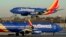 Pesawat Southwest Airlines bersiap mendarat di Bandara Internasional Midway, 12 Februari 2023, di Chicago. (Foto: AP)