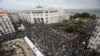 Les manifestants retournent dans les rues pour reclamer des changements démocratiques en Algérie.