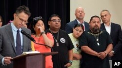 Advokat Džoš Koskof sa porodicama žrtava (Foto: AP/Eric Gay)