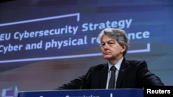 资料照：欧盟委员会内部市场专员蒂埃里·布雷顿（Thierry Breton）在布鲁塞尔出席有关欧盟网络安全战略的记者会。（2020年12月16日）