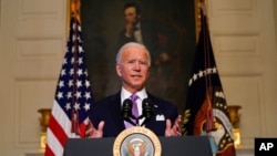 拜登总统在白宫国宴厅发表讲话。(2021年1月26日)