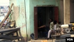 A building slated for destruction in Mpape, an informal settlement in the Nigerian capital, August 1, 2012. (Photo: VOA /Heather Murdock)
