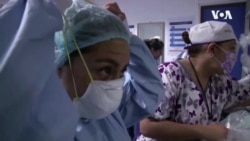 VOA英语视频: 医科学生接受征召抗疫错失毕业典礼