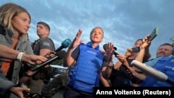 国际原子能机构总干事拉斐尔格罗西（Rafael Grossi）从扎波罗热核电站返回后与记者交谈。（路透社2022年9月1日。）