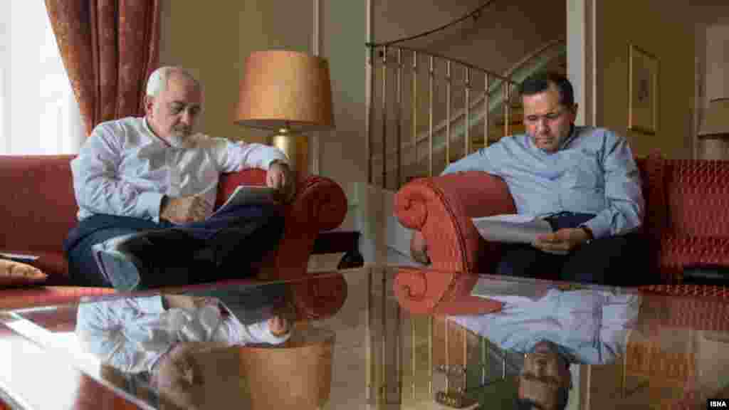 جواد ظریف و مجید تخت راوانچی در اتاق هیئت ایرانی در هتل کوبورگ وین