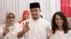 Anies Baswedan bersama istri Fery Farhati Ganis dan anaknya Mutiara setelah memberikan suara mereka dalam pilkada DKI, 13 April 2017.