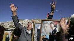 Para perempuan Palestina melakukan protes menuntut pembebasan para tahanan di penjara Israel dalam aksi di Nablus, Tepi Barat (4/2). Pasukan Israel melakukan razia di Tepi Barat. 