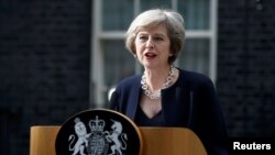 ترزا می روز بیستم ژوئیه ۲۰۱۷ برابر با بیست و نهم تیر ۱۳۹۶، اقامتگاه نخست وزیر در شماره ده خیابان داونینگ را ترک می‌کند.