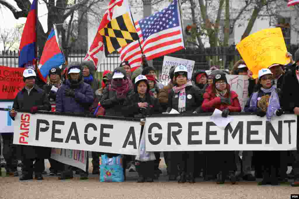 ពលរដ្ឋ​ខ្មែរ​អាមេរិកាំង​​​ និង​ខ្មែរ​កាណាដា​នៅ​សហរដ្ឋអាមេរិក ធ្វើ​​មហាបាតុកម្ម​នៅ​ពី​មុខ​សេតវិមាន ក្នុង​រដ្ឋធានី​វ៉ាស៊ីនតោន កាល​ពី​ថ្ងៃ​អាទិត្យ ទី១០ ខែ​ធ្នូ ឆ្នាំ​២០១៧។ (ណឹម សុភ័ក្រ្តបញ្ញា/VOA)