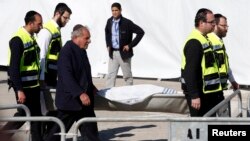 지난 13일 파리 시내 유대인 식료품점에서 발생한 인질 사건으로 희생된 시신이 운구되는 모습.