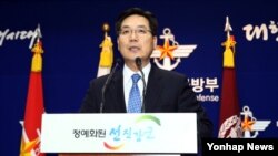 김민석 한국 국방부 대변인이 11일 용산 국방부에서 무인기 중간조사결과를 발표하고 있다. 