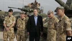 英国前首相布莱尔2005年去到伊拉克看望官兵（资料照）