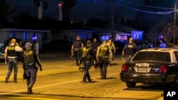 警方在加利福尼亚州圣贝纳迪诺枪击案现场附近布设警戒。