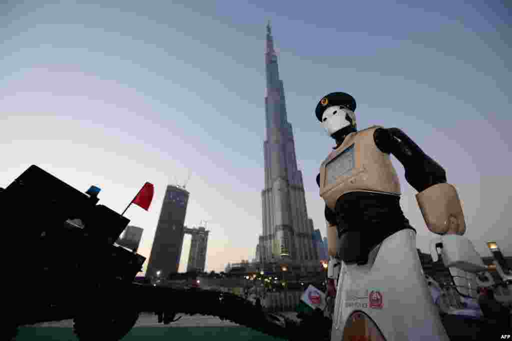 Polisi robot pertama di dunia dioperasikan di kota Dubai, Uni Emirat Arab.
