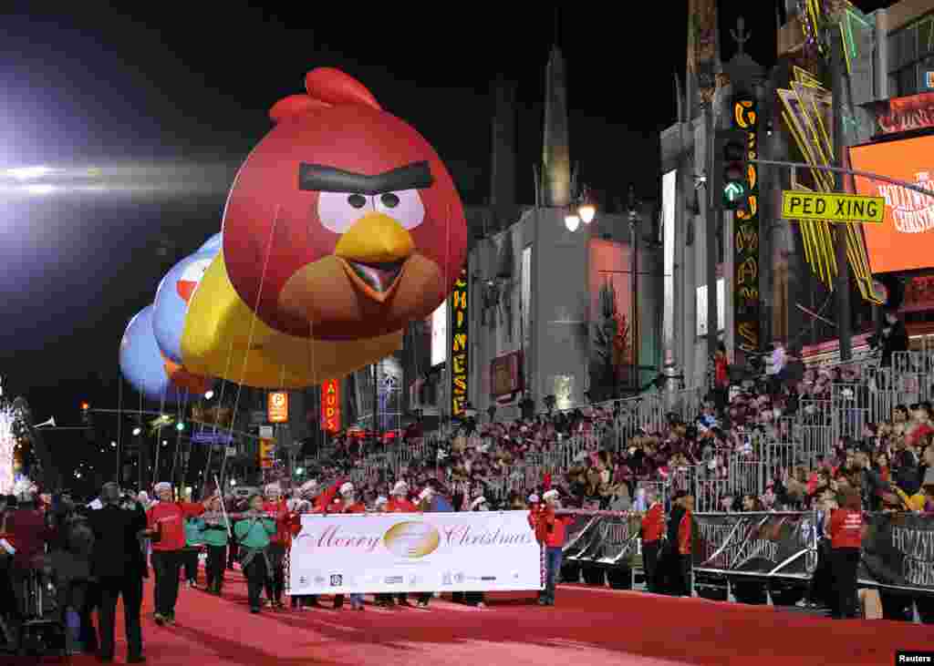 Balon-balon berbentuk burung besar diarak di kawasan &#39;Hollywood Boulevard&#39; pada acara Parade Natal tahunan di Los Angeles, California, AS. 