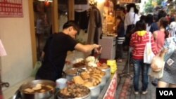 台湾街头小吃摊 (美国之音许波拍摄)