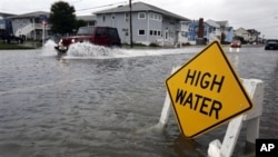 Sebuah jip mengarungi banjir di jalanan Ocean City, Maryland, saat Badai Sandy menerpa Pantai Timur AS. (AP/Alex Brandon)