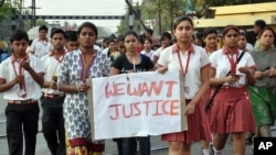 拉纳加特市耶稣和玛丽修道院学校学生举行“讨回争议！”的示威抗议