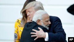 PM India, Narendra Modi memeluk Presiden Donald Trump saat meninggalkan Gedung Putih, hari Senin, 26 Juni 2017, di Washington, D.C. (foto: AP Photo/Alex Brandon)