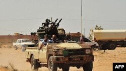 Anti-Qəzzafi qüvvələr loyalistlərin istehkamı olan Sirte yaxınlığında