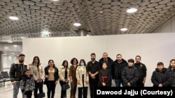 دیمەنی پێشوازی کۆمەڵێک لە کەسوکار و چالاکوانان لە فەوزییە ئەمین سەیدۆ ئێوارەی ڕۆژی 18ی دووی 2025 کاتی گەیشتنی بۆ فڕۆکەخانەی هانۆڤەر لە ئەڵمانیا.