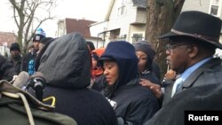 این زن مادر کوئینتینو لگریر است که بدست پلیس دو روز پیش کشته شد. 