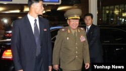 북한의 황병서 군 총정치국장(가운데)이 4일 인천 아시안게임 폐막식에 참석한 뒤 인천국제공항을 통해 북한으로 돌아가고 있다. 