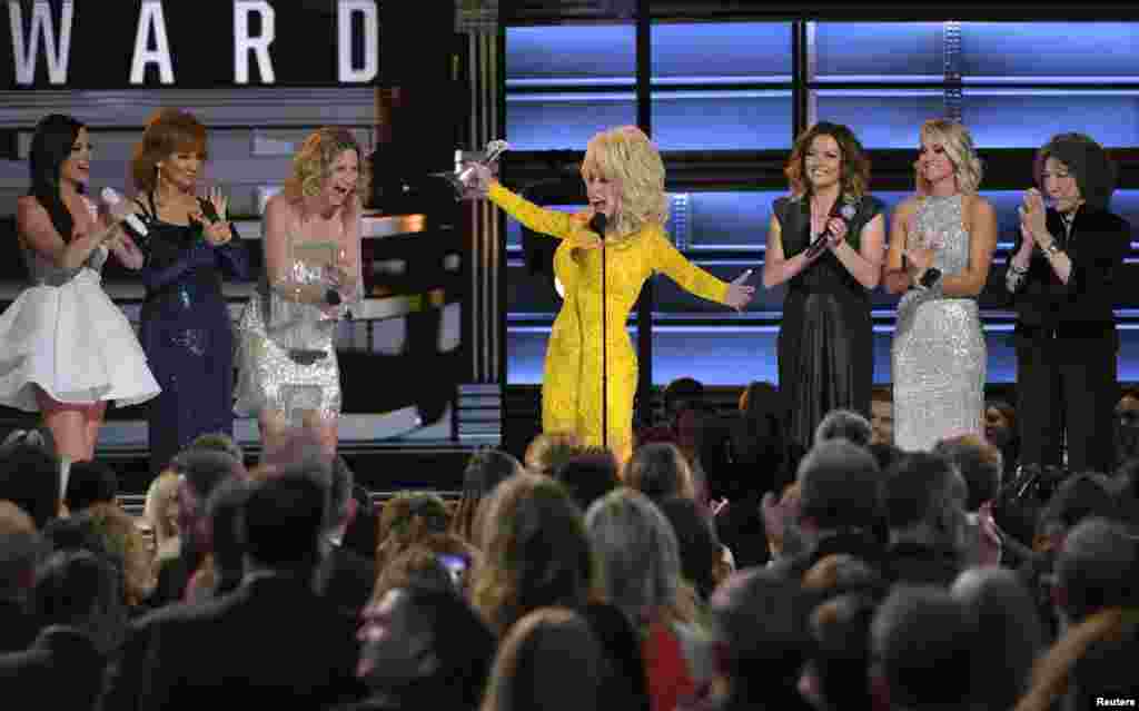 Dolly Parton accepts the Lifetime Achievement Award &nbsp;at the 50th Annual Country Music Association Awards in Nashville, Tennessee, Nov. 2, 2016.