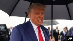 前总统特朗普出庭后在华盛顿里根国家机场登机前讲话。(2023年8月3日)