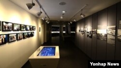 한국 통일부는 1일 판문점 남측 지역에 있는 '자유의 집'에 사진 전시관인 판문점 갤러리를 개관했다고 밝혔다.