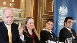 ویلیام هیگ وزیر امورخارجه بریتانیا سمت چپ، و مازیار بهاری، روزنامه نگار ایرانی - کانادایی در سمت راست تصویر - ۳۱ مارس ۲۰۱۱