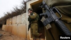 سرباز اسرائیلی از سنگری در مرز لبنان خارج می شود