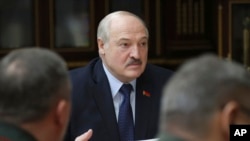 Presiden Belarus Alexander Lukashenko menghadiri pertemuan dengan pejabat militer negaranya di Minsk, Belarusia, pada 17 Januari 2022. (Foto: BelTA Pool Photo via AP/Nikolai Petrov)