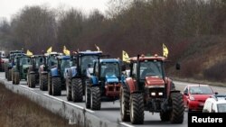 Wakulima wa Ufaransa watumia matrekta yao kuzorotesha shughuli karibu na uwanja wa ndege wa Roissy Charles de Gaulle, Januari 27, 2024.