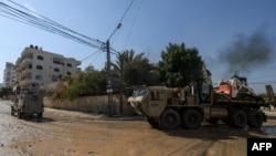 Des véhicules de l'armée israélienne lors d'un raid dans le camp de réfugiés de Jénine, en Cisjordanie.