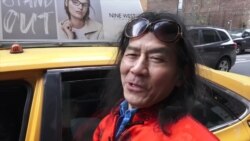 美国万花筒：中国留学生如何面对美式自由？美陆军开发电脑软件防止校园枪杀；纽约计程车司机2018挂历火辣上市