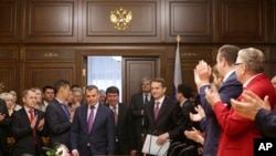 Juru bicara parlemen Rusia, Sergei Naryshkin, (kanan) menyambut kedatangan PM Krimea Sergei Aksyonov (tengah) di parlemen Moskow, Rusia (7/3).