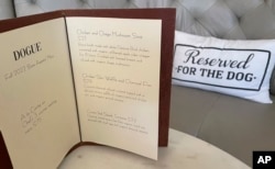 Berbagai sajian ditawarkan pada daftar menu Dogue, restoran untuk anjing di San Francisco, Minggu, 25 Oktober 2022. (AP Photo/Haven Daley)