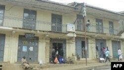 Des commerçants ferment leurs boutiques à Bukavu, dans l'est de la RDC, le 14 février 2025. AFP / Amani Alimasi