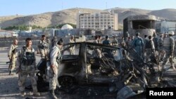 아프가니스탄 군이 13일 미국 영사관에서 발생한 탈레반 자살 폭탄 테러에 사용된 차량을 조사하고 있다.