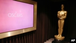 Sanamu la Oscar lilioko katika chumba cha Oscar Greenroom huko Los Angeles.