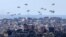 На оваа слика се гледа хуманитарна помош која се фрла над палестинската територија на 10 март 2024 година, во услови на тековен конфликт меѓу Израел и милитантната група Хамас