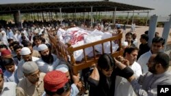 Relatives and friends carry the coffin bearing a former Pakistani intelligence officer Khalid Khawaja, who was killed by unknown militants, during his funeral in Islamabad, Pakistan, May 2, 2010. 