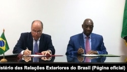 Assinatura de protocolos entre o ministro Mauro Vieira e o colega moçambicano Oldemiro Balói
