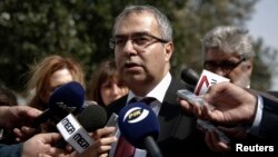 22일 키프로스 의회 앞에서 패니코스 디메트리아드 중앙은행장이 의회의 구제금융 관련 법안 처리를 촉구하고 있다.