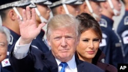 美国总统川普与第一夫人梅拉尼亚当地时间2017年11月7日抵达韩国访问