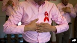 感染了艾滋病病毒的志愿服务人员2012年11月30日“世界艾滋病日”这天在北京地坛医院表演。