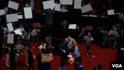 台湾立法院爆发水球大战，一片狼籍中，周五(7月17日)以65张同意票过半数通过监察院长陈菊和其他监委之人事案 (美国之音/黄丽玲)