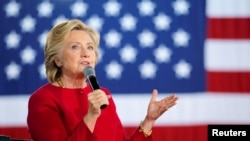 民主党总统候选人希拉里·克林顿在宾西法尼亚州的一个竞选集会上回答与会民众的问题。（2016年10月4日）